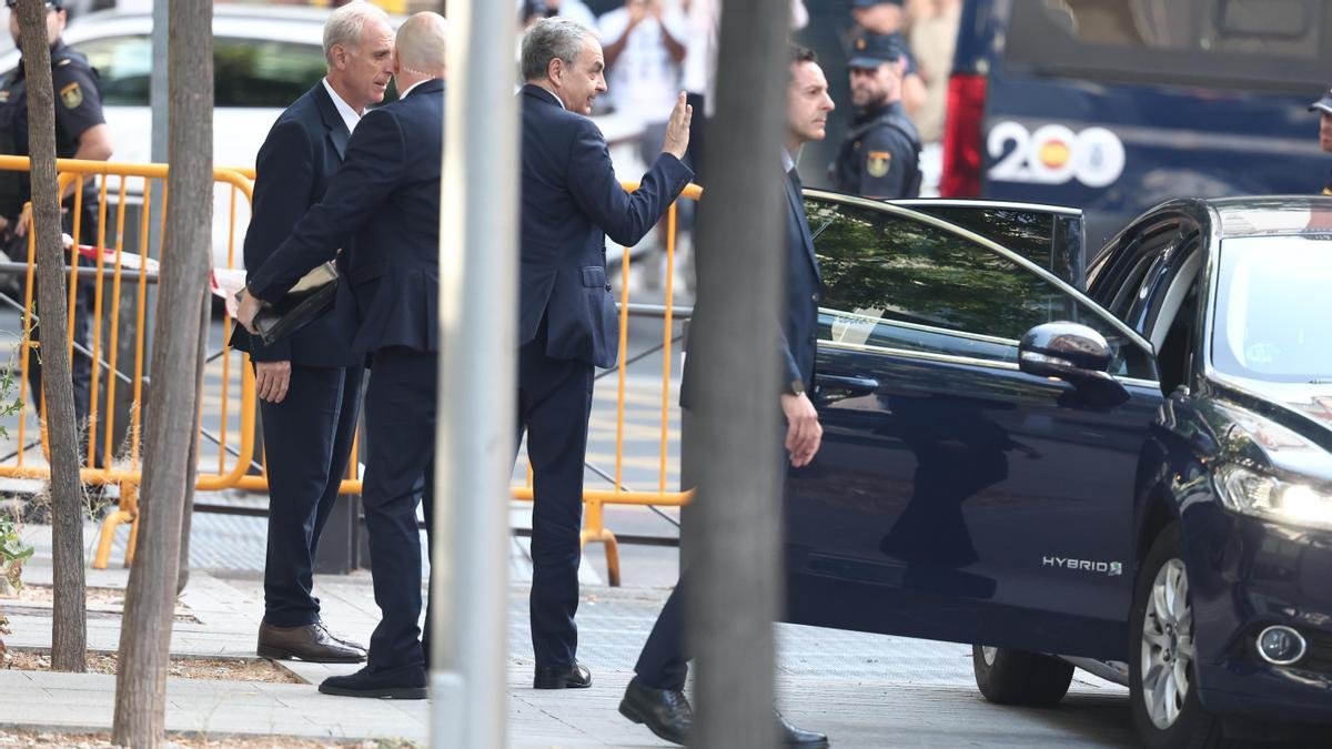 José Luis Rodríguez Zapatero saluda a la prensa a su llegada a la Audiencia para declarar como imputado.