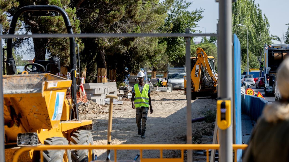 Varios obreros durante el inicio de la segunda fase de las obras de en la Castellana (Madrid).