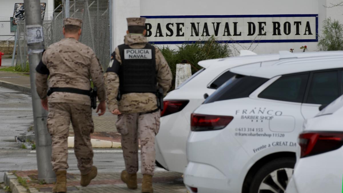 Dos militares se dirigen a la puerta de la base naval de Rota.