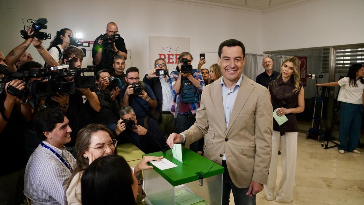 El presidente andaluz, Juanma Moreno, ejerce su derecho al voto en el colegio Sagrado Corazón de Jesús de Málaga.
