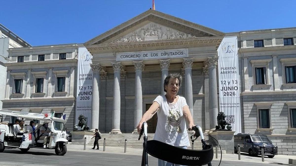 Maria del Carmen Abascal (87 años) a las puertas del Congreso de los Diputados (Madrid).