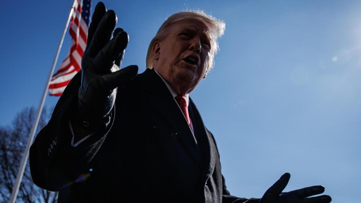 El presidente estadounidense, Donald Trump, habla con la prensa antes de partir del Jardín Sur de la Casa Blanca a bordo del Marine One.