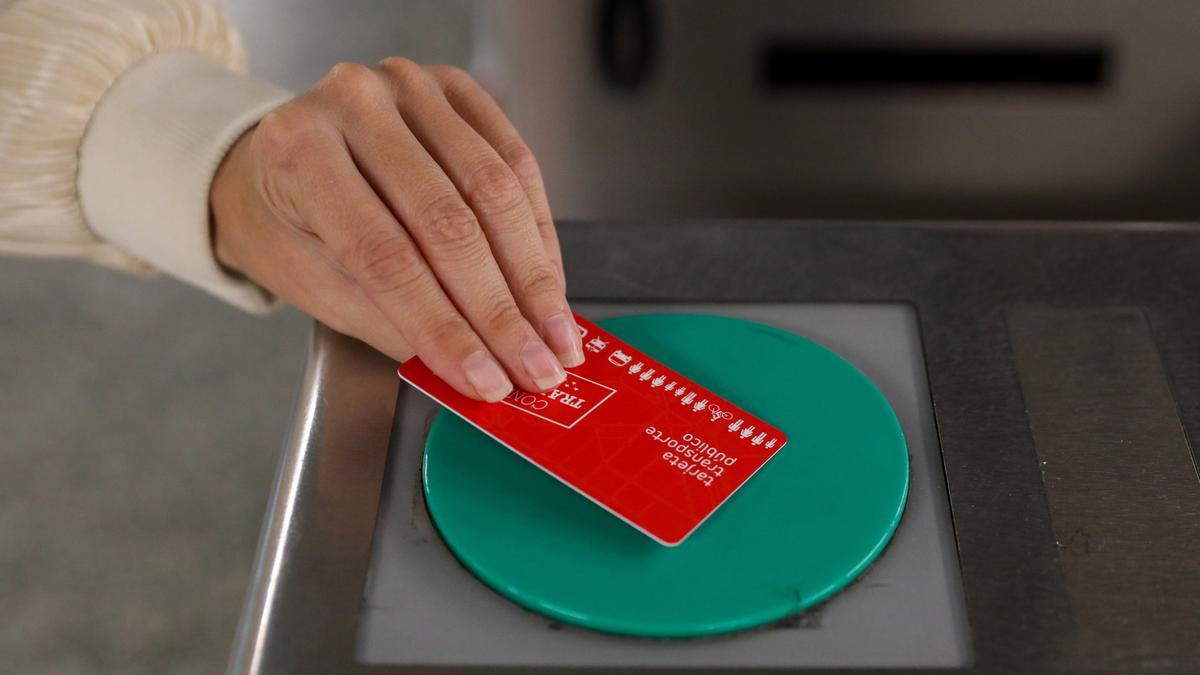 Una persona pasa su título de transporte para acceder al metro.