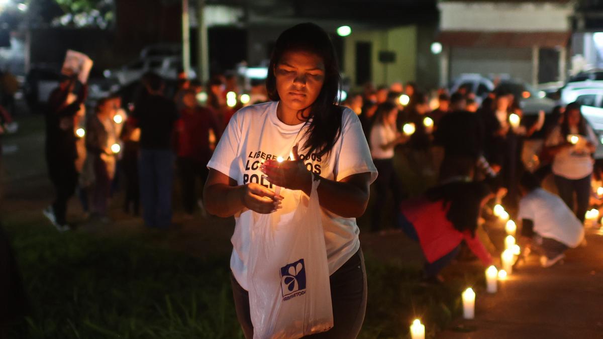 Familiares de presos políticos participan en una vigilia frente al centro penitenciario Rodeo I.