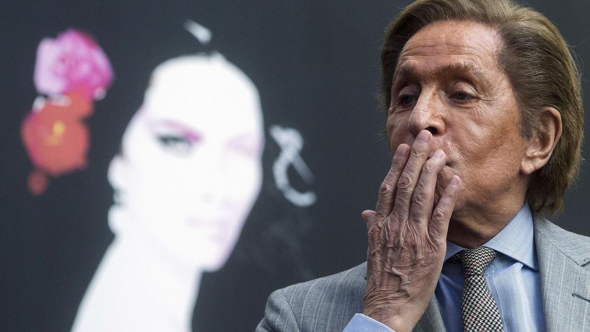 Fotografía de archivo, tomada el 07/02/2017 en Valencia, del célebre diseñador italiano Valentino Garavani, que murió este lunes a los 93 años en su residencia de Roma.