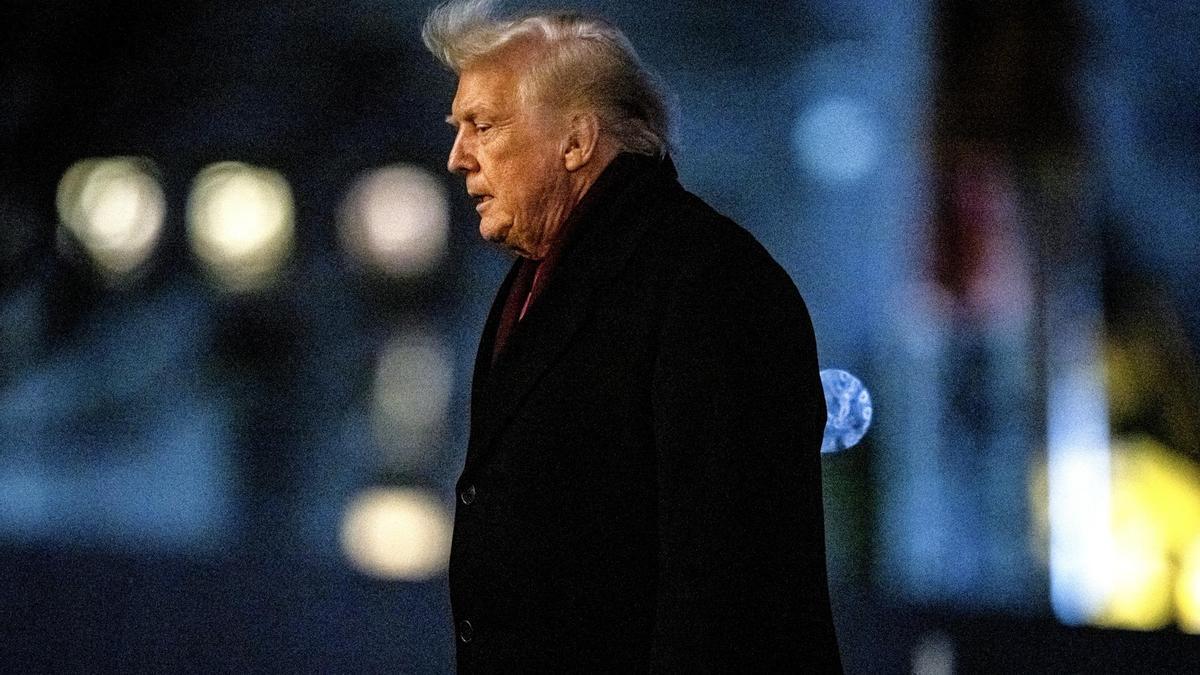 El presidente estadounidense, Donald Trump, camina por el Jardín Sur de la Casa Blanca.