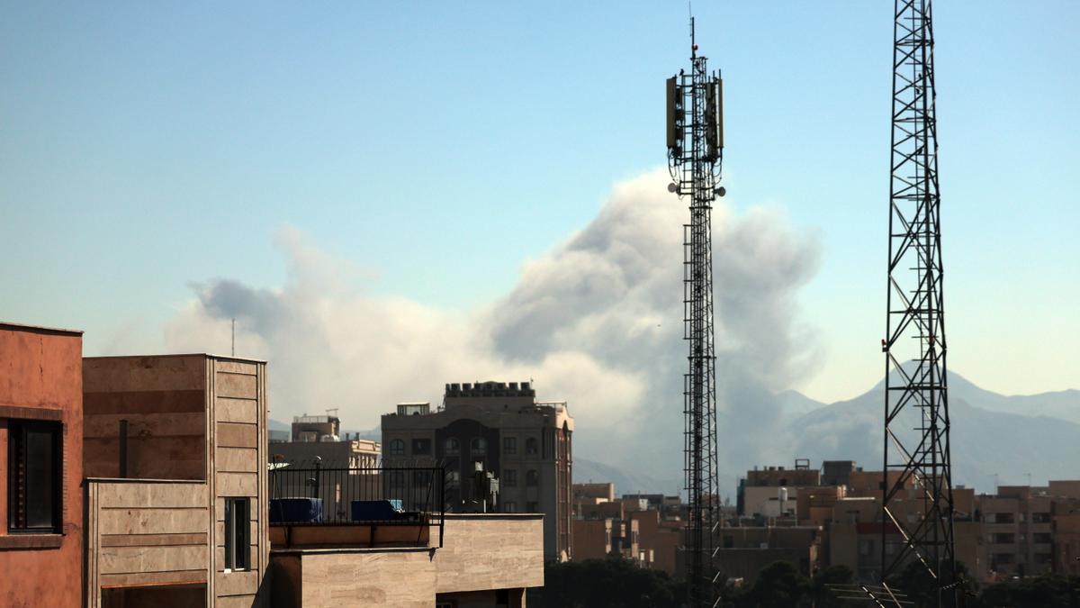 Una columna de humo se eleva tras un ataque aéreo en el centro de Teherán, Irán, el 3 de marzo de 2026.