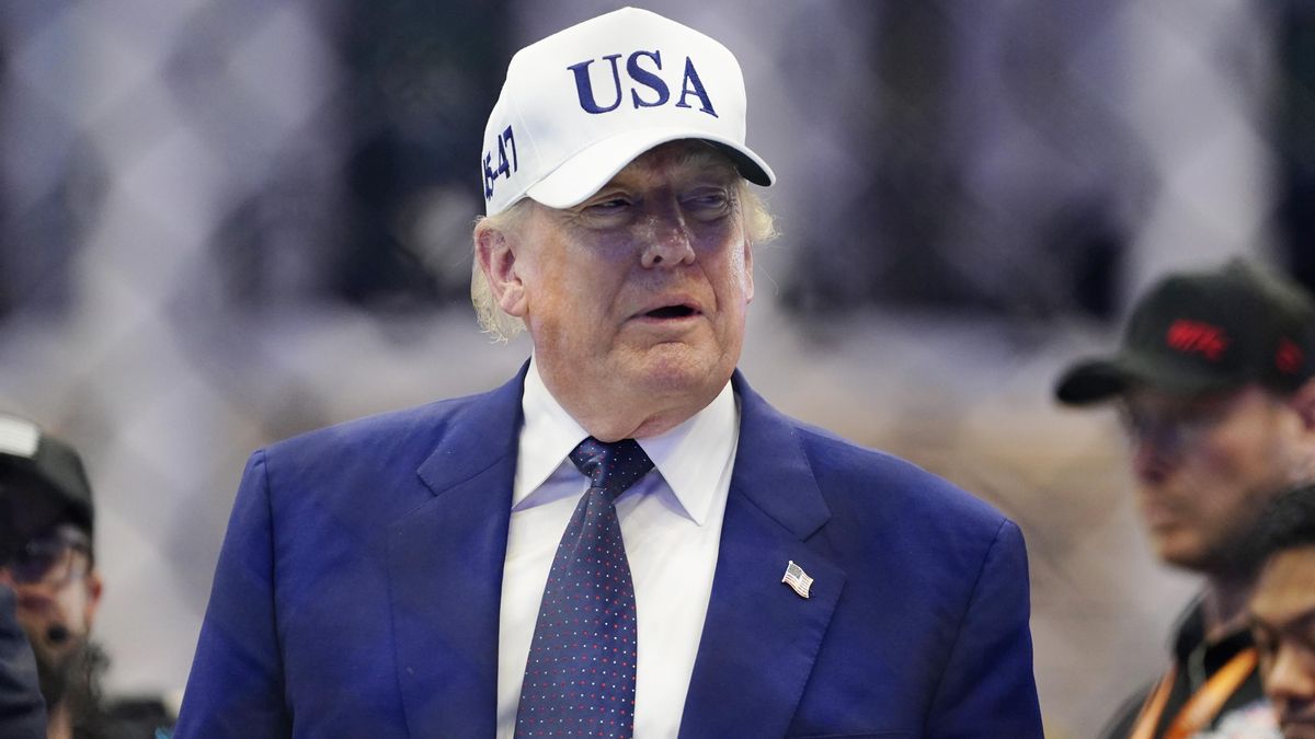 El presidente de Estados Unidos, Donald Trump, posa en el octágono tras el evento UFC Freedom 250.