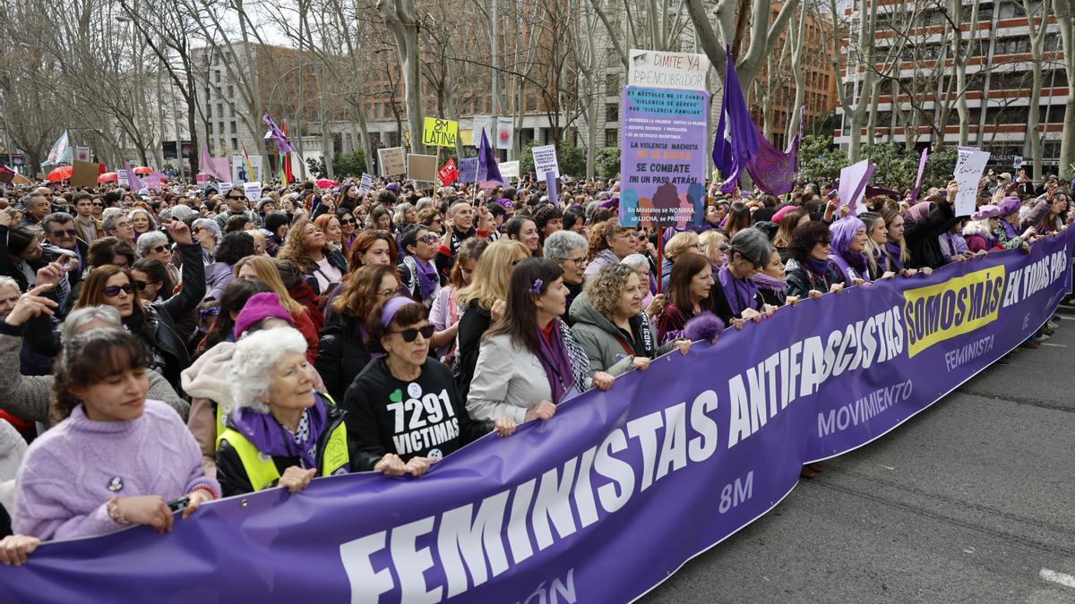 Vista general de la manifestación convocada por la Comisión 8M con motivo del Día de la Mujer, con el lema "Amigas, al fascismo lo paramos las feministas", en Madrid este domingo.