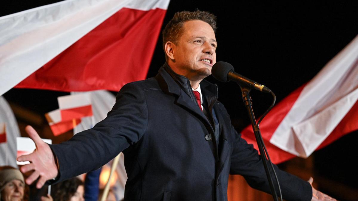 El alcalde de Varsovia y candidato de la Coalición Cívica (KO) para las elecciones presidenciales polacas, Rafal Trzaskowski, se reúne con residentes locales en Tarnobrzeg, Polonia.