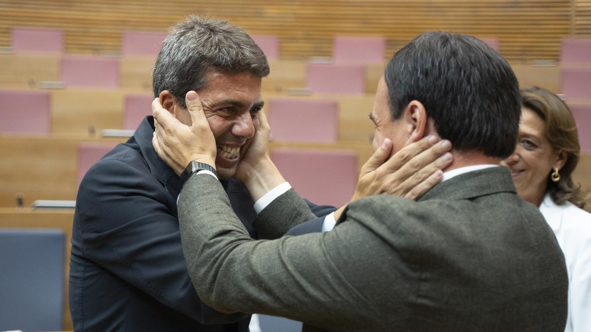 El presidente del PPCV, Carlos Mazón (i), y el alcalde de Finestrat, Juan Francisco Pérez Llorc (d), tras la investidura de Mazón el 13 de julio de 2023