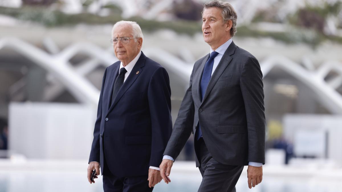 El presidente del PP, Alberto Núñez Feijóo (d), a su llegada al homenaje a las víctimas de la dana, en el Museo de las Ciencias.