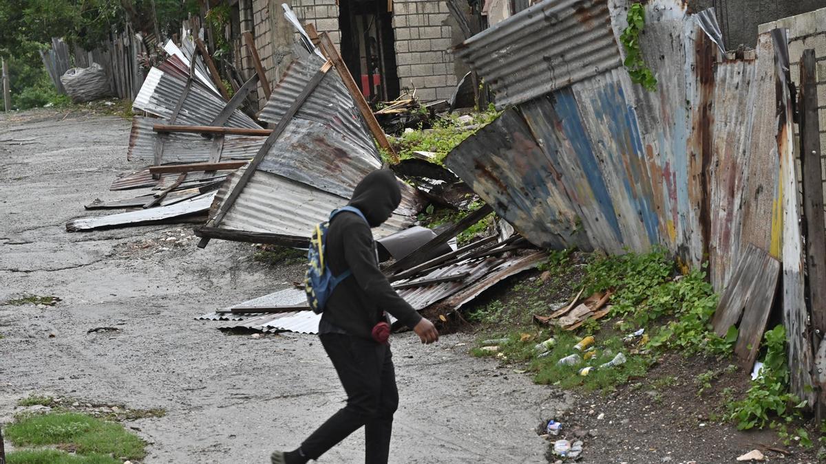 El potente huracán Melissa toca tierra en Jamaica con categoría 5