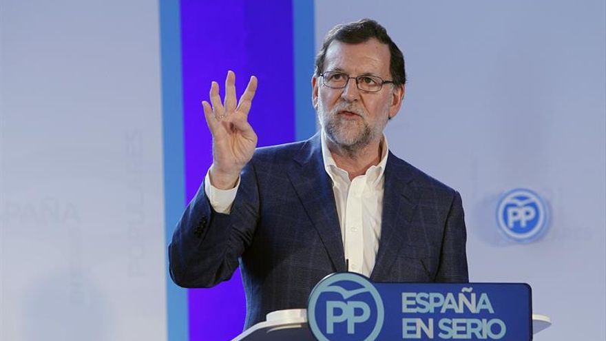 Rajoy dice que el acuerdo que busca Sánchez con Podemos es una "amalgama de partidos letal"