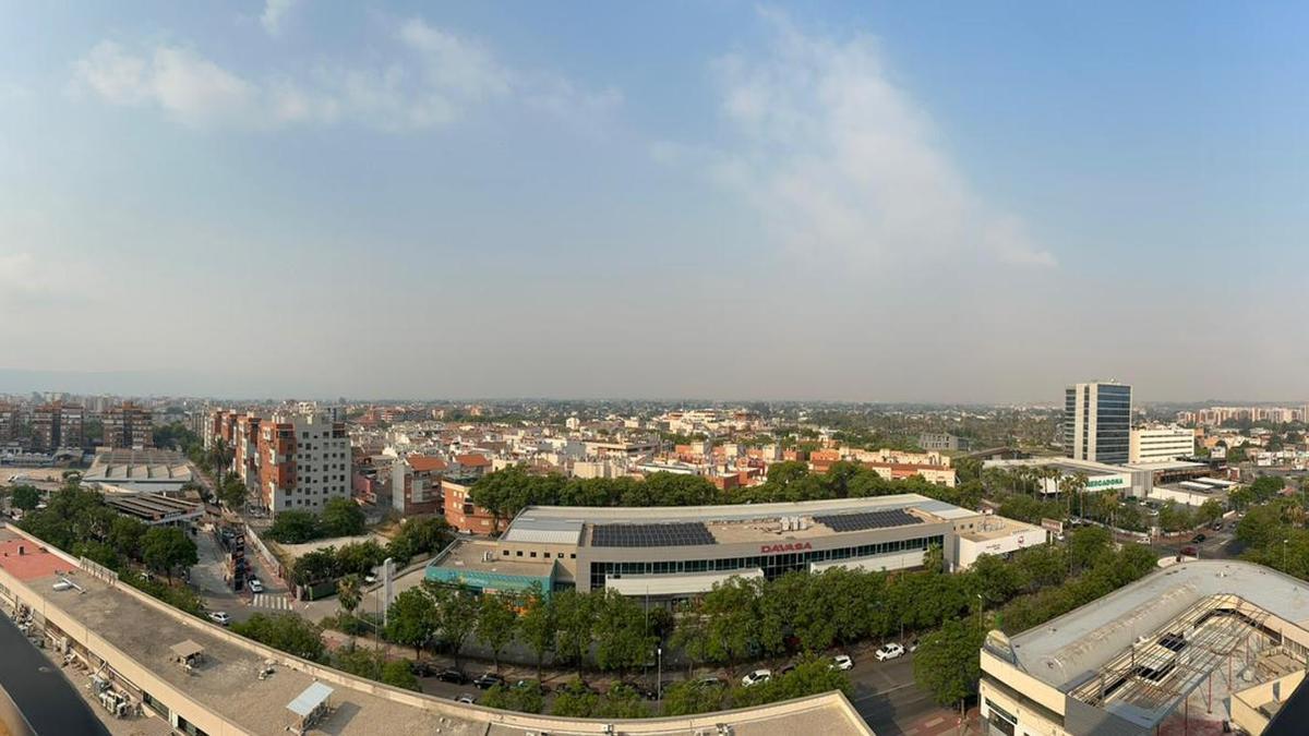 Foto tomada desde la torre Expomurcia, en la ciudad de Murcia, en la que se aprecia el humo del incendio de Tarragona.