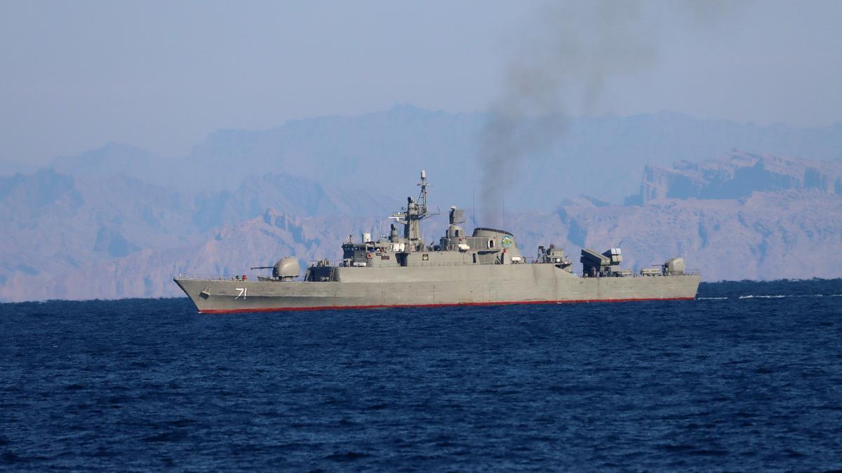 Imagen de archivo de un barco iraní durante un ejercicio militar cerca del estrecho de Ormuz.