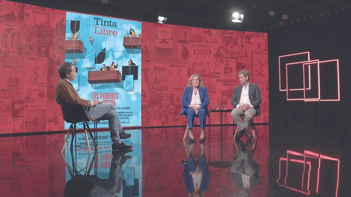 Jordi Gracia (moderador), con Lourdes García Ortiz y Miguel Pasquau durante la grabación del Conversatorio de TintaLibre.