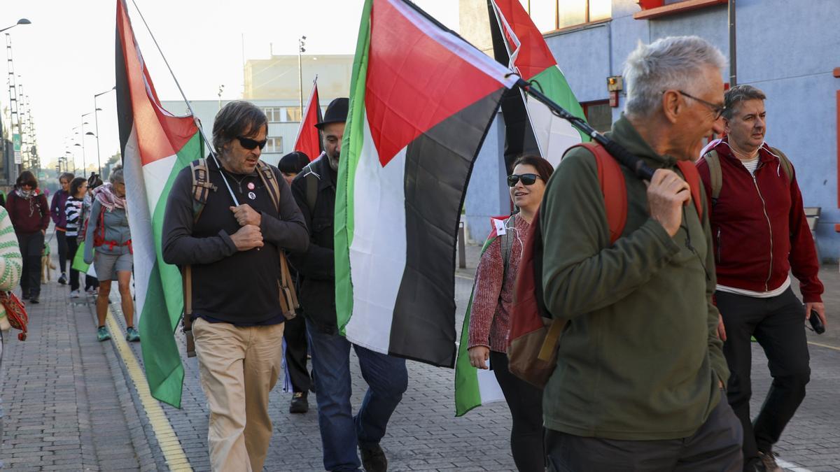 Varias decenas de personas participan este sábado en Cantabria en una nueva 'Marcha por Palestina'.