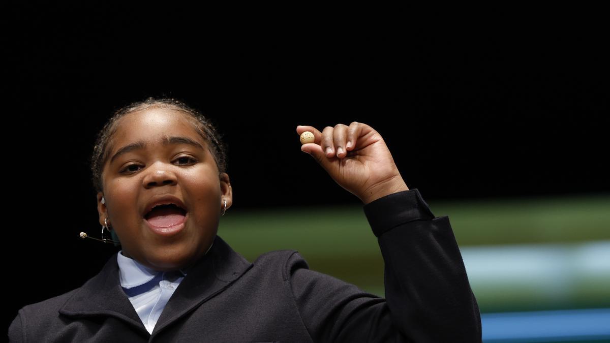 Ainhoa canta uno de los quintos premios del sorteo durante el sorteo extraordinario de Navidad de la Lotería Nacional de 2023.