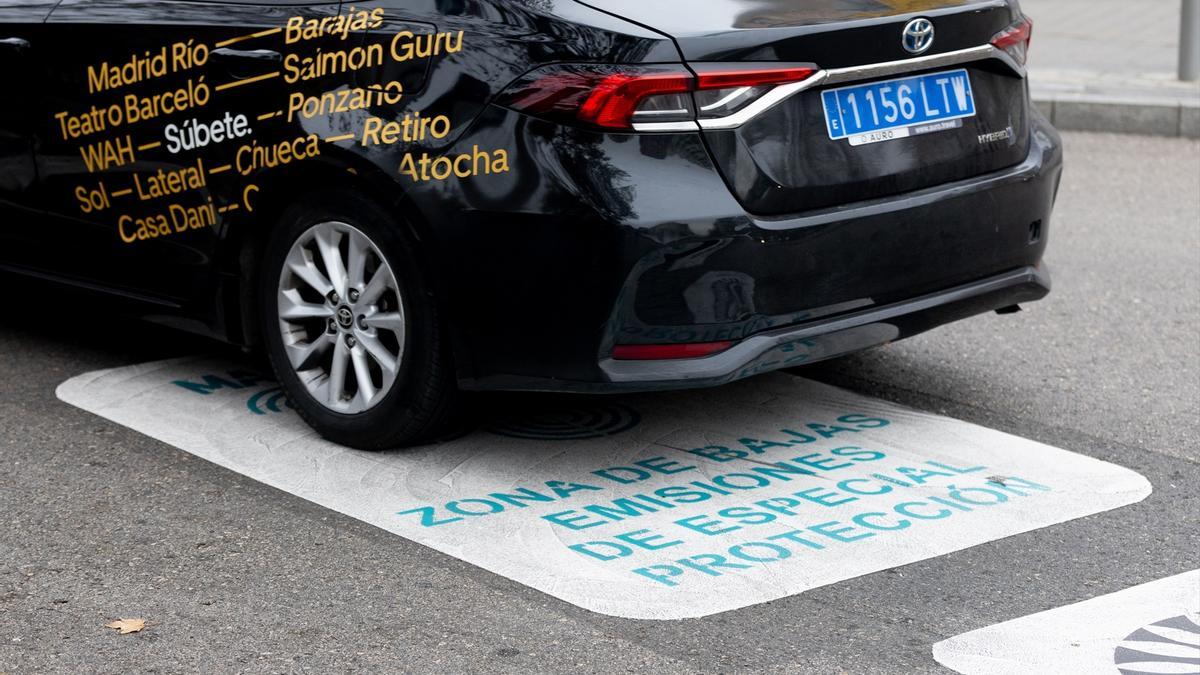 Una señalización de Zona de Bajas Emisiones de especial protección en el Distrito Centro, a 2 de enero de 2024, en Madrid.
