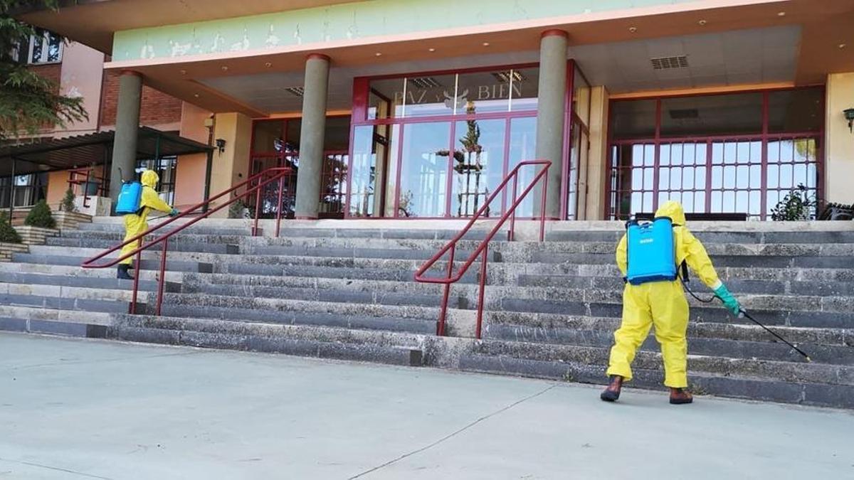 Bomberos de la Diputación de Teruel desinfectan las instalaciones de la residencia de mayores de Burbáguena.