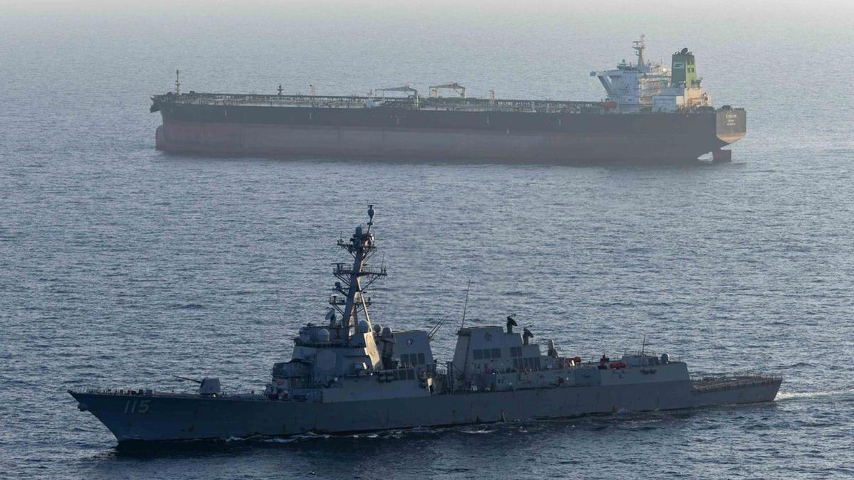El destructor de misiles guiados USS Rafael Peralta (DDG 115) hace cumplir el bloqueo estadounidense de los puertos iraníes contra el M/T Stream después de que intentara navegar hacia un puerto iraní, el pasado 26 de abril.