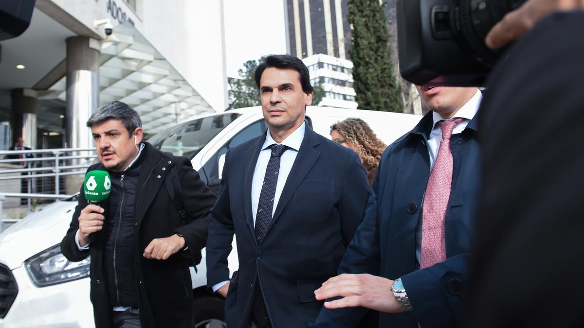 El novio de Ayuso pagó 25 veces más por la sociedad de la esposa del directivo de Quirón que lo que invirtió ella tres meses antes