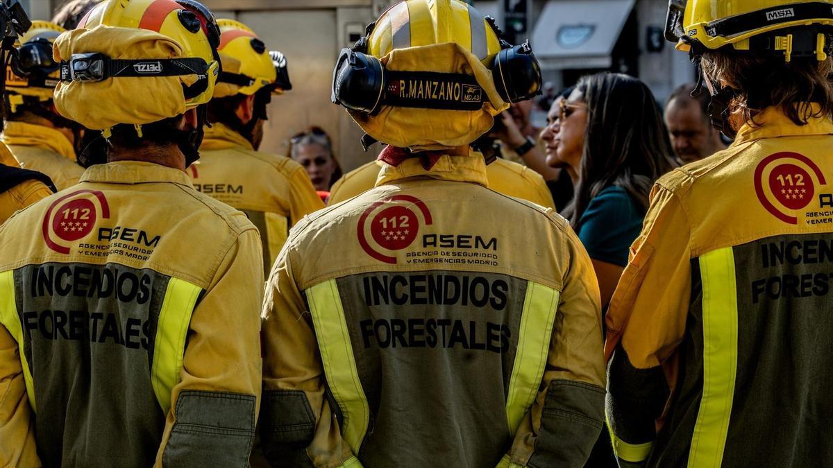 Bomberos forestales externalizados protestan frente a la Conserjería de Medio Ambiente a 14 de agosto de 2025, en Madrid.