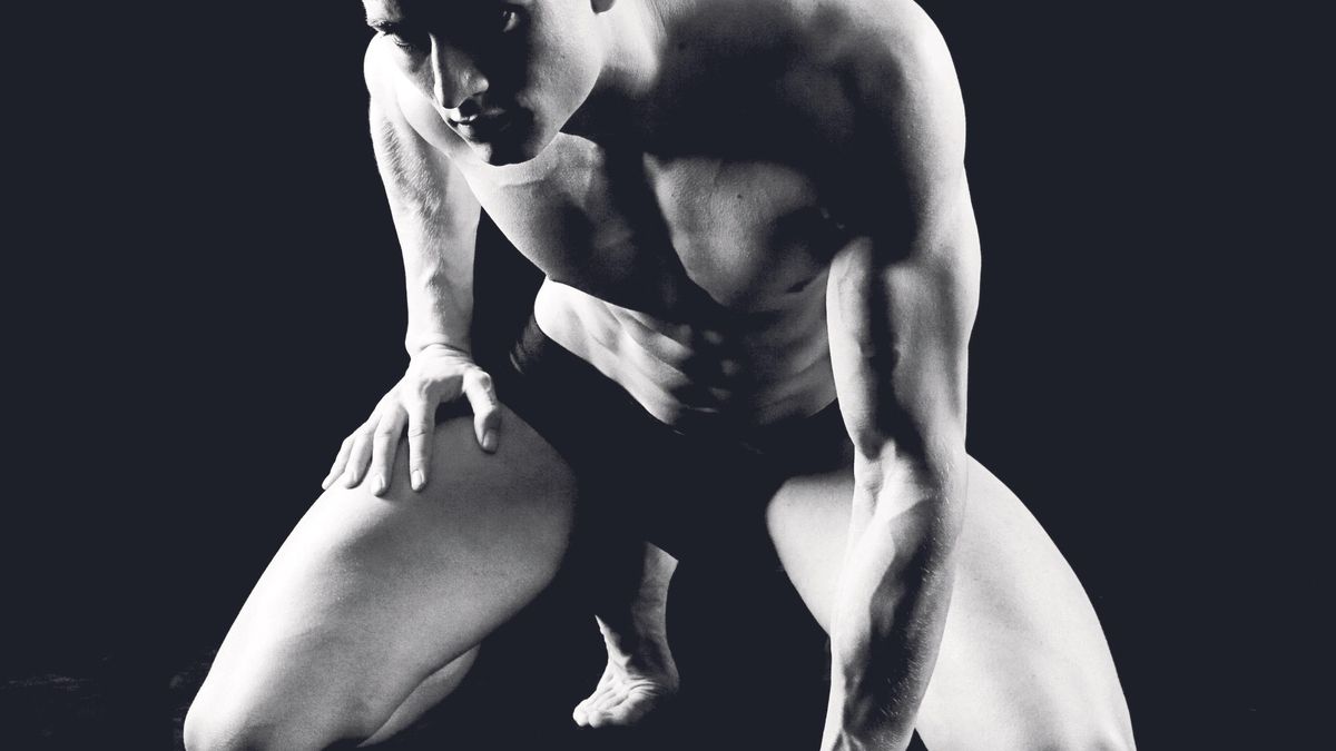 Fotografía en blanco y negro de un hombre desnudo.