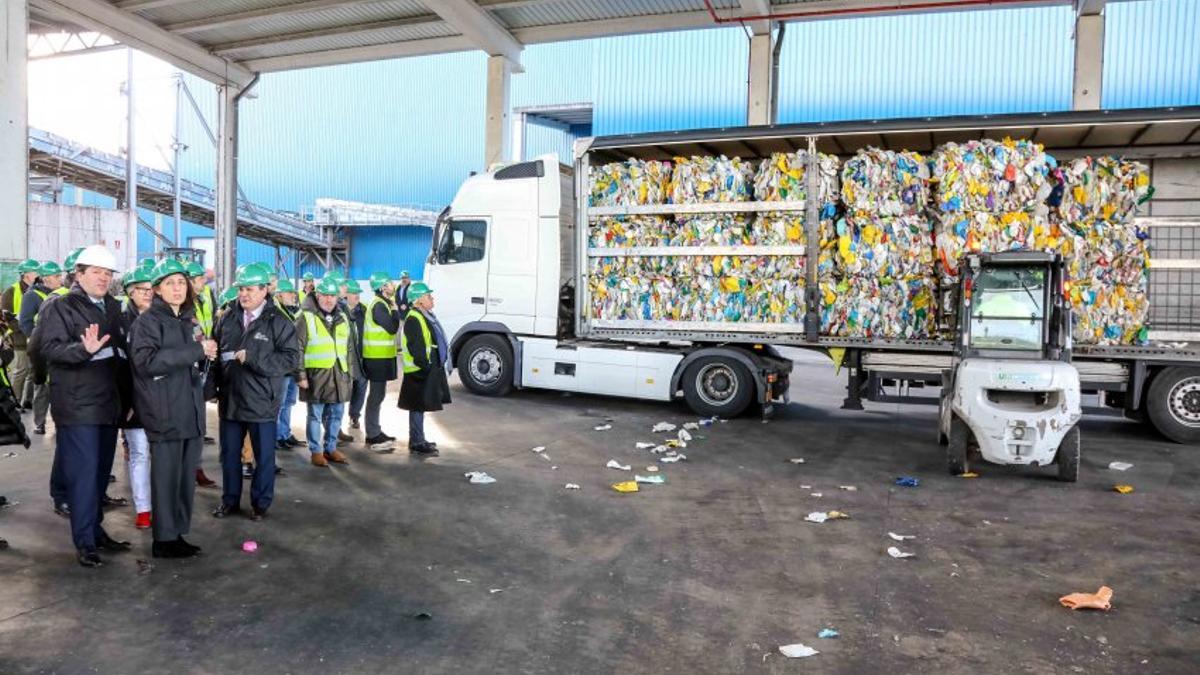 Camión con basura para reciclar
