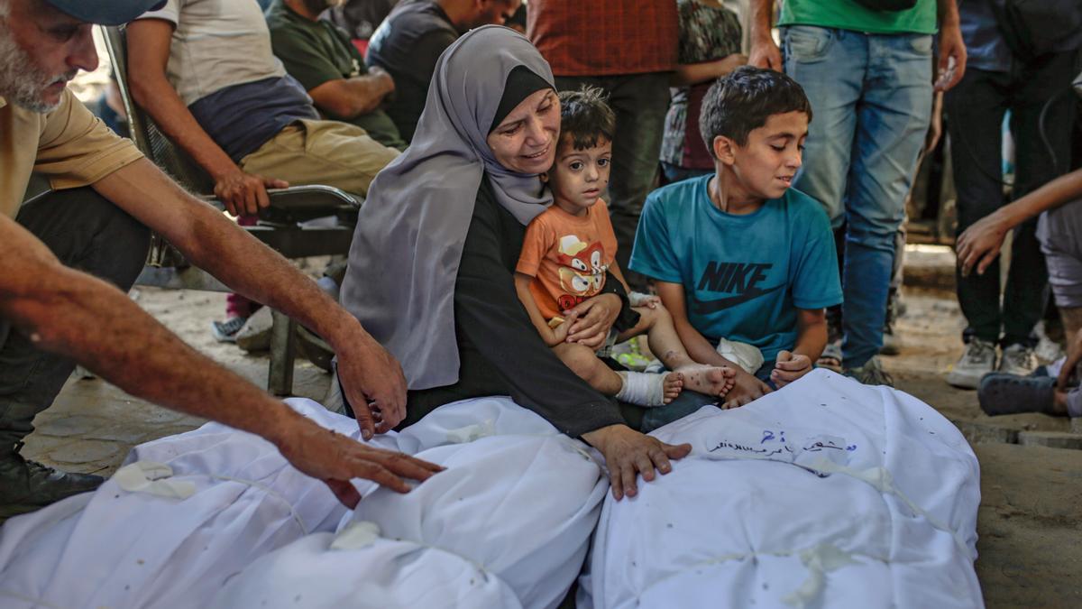 Una familia llora a los asesinados por el gobierno israelí en la Franja de Gaza.