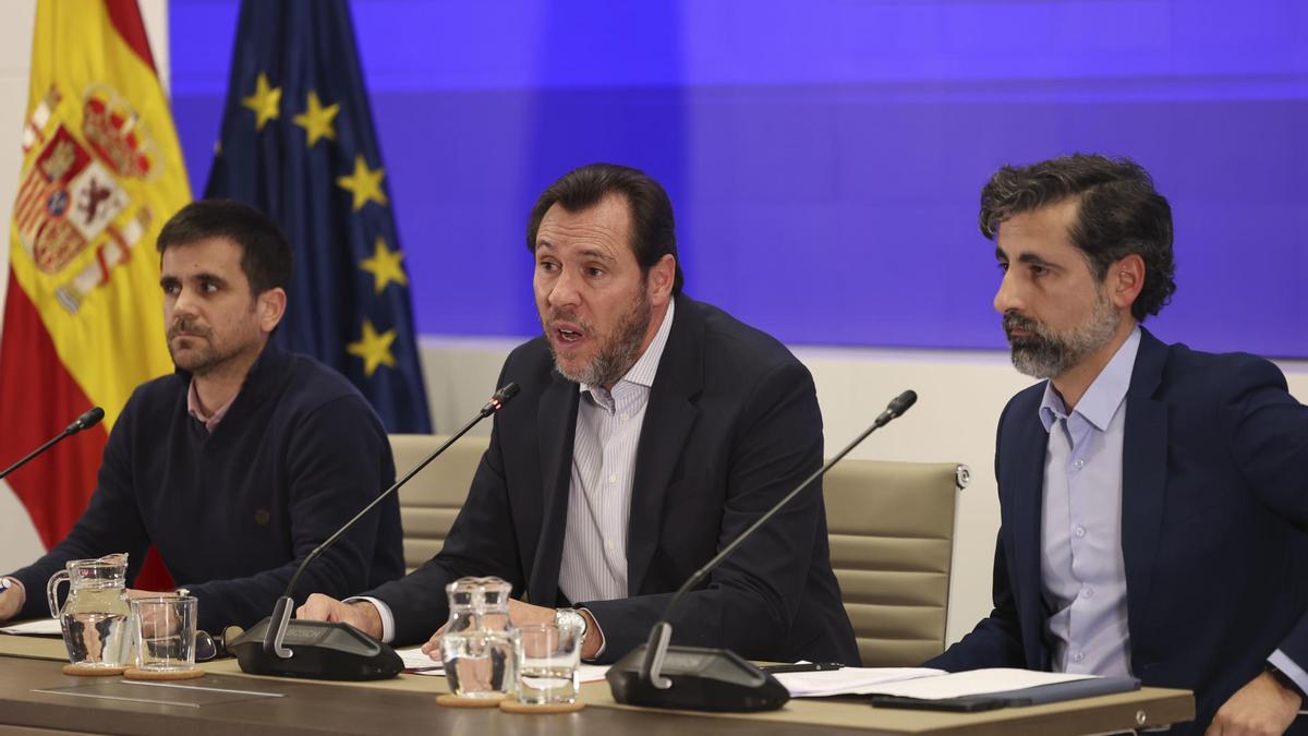 El ministro de Transportes y Movilidad Sostenible, Óscar Puente, durante la rueda de prensa junto al director de Tráfico de Adif, Ángel García de la Bandera, y al director de Operaciones de Renfe, José Alfonso Gálvez.