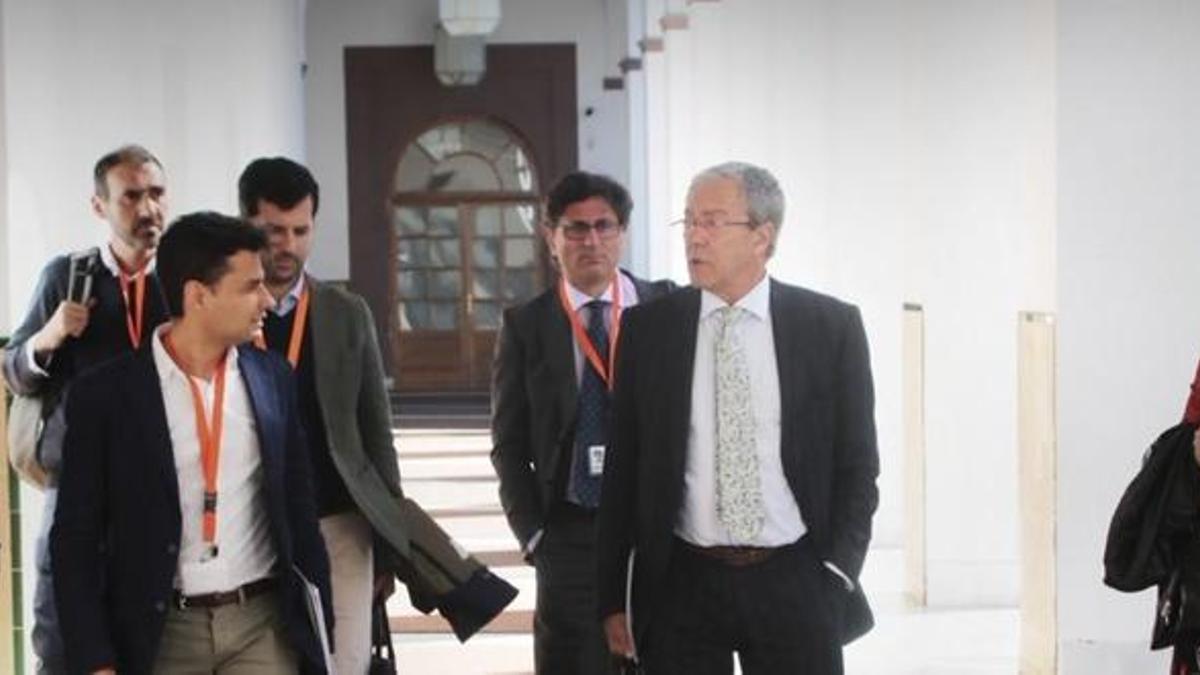 El consejero de Economía, Rogelio Velasco, antecede a Manuel Hidalgo, quien ha renunciado como secretario general de Economía.