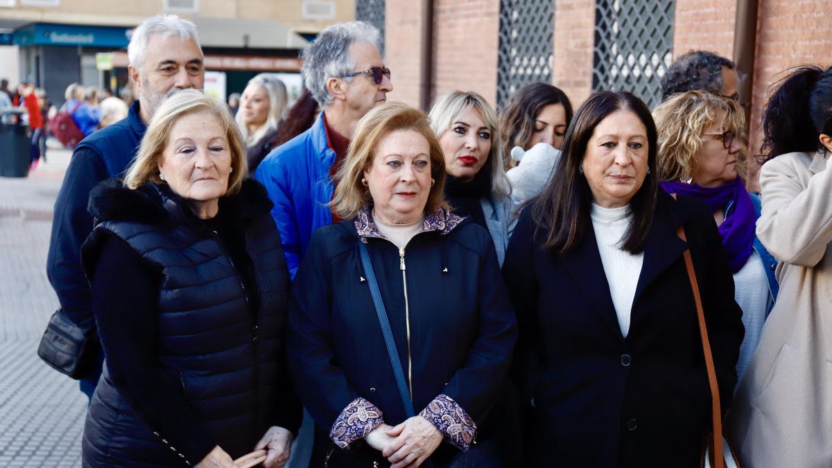 Las hermanas de Manuel José García Caparrós, Loli, Puri y Paqui, en una ofrenda floral en homenaje al sindicalista.