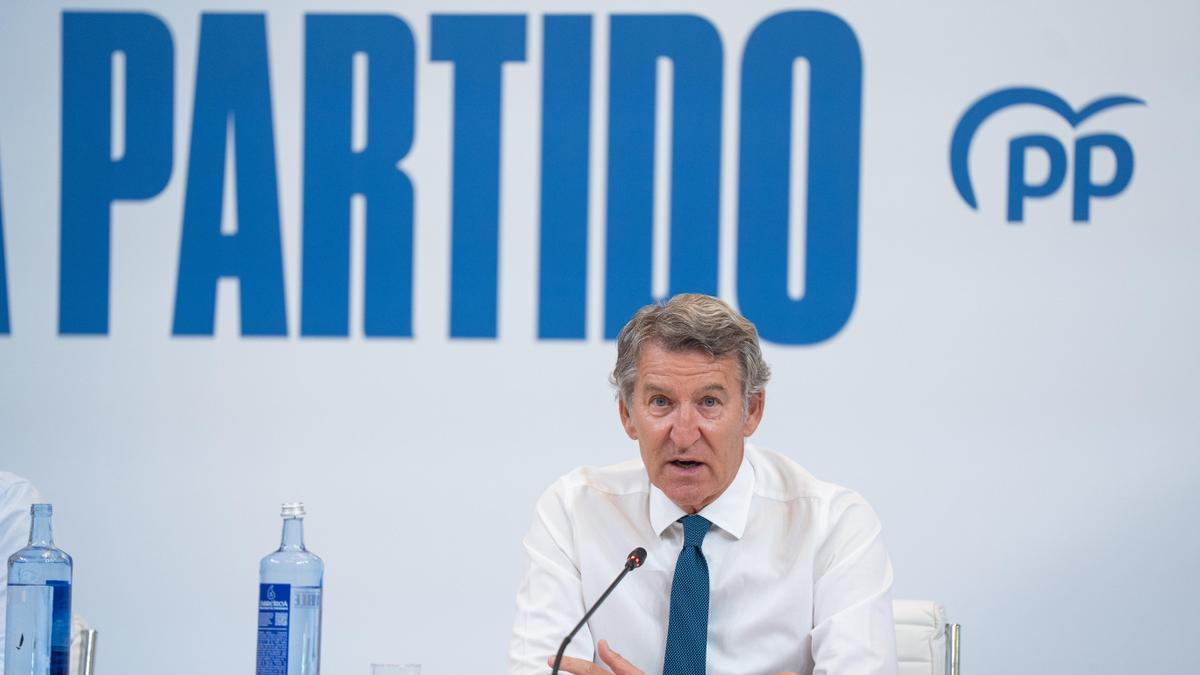 Alberto Núñez Feijóo, en una reunión en la sede nacional del PP en una imagen distribuida por su partido.