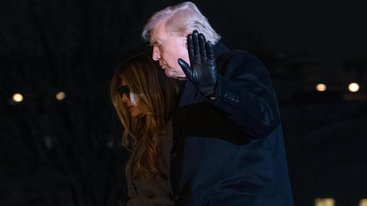 El presidente estadounidense, Donald Trump, y la primera dama, Melania Trump, caminan por el Jardín Sur de la Casa Blanca.