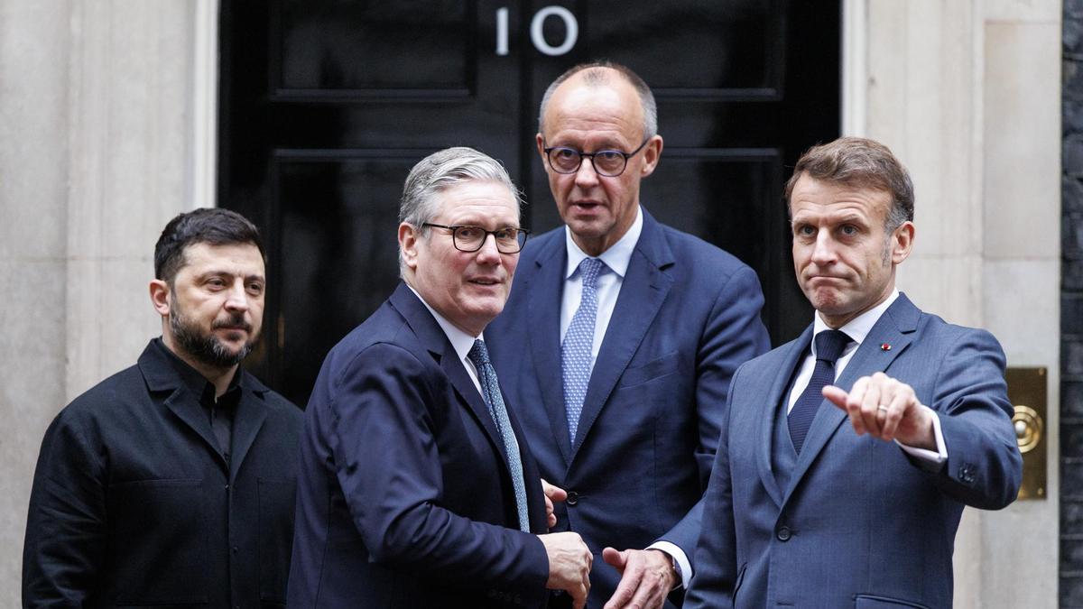 El presidente de Ucrania, Volodymyr Zelensky, el primer ministro británico, Keir Starmer, el canciller alemán, Friedrich Merz, y el presidente francés, Emmanuel Macron, conversan al salir del número 10 de Downing Street.