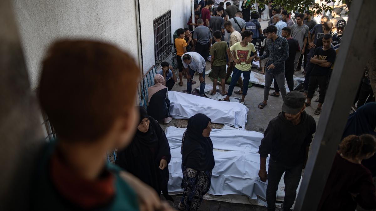 Palestinos despiden a sus familiares fallecidos en un ataque aéreo israelí en el Hospital Al-Shifa de la ciudad de Gaza.