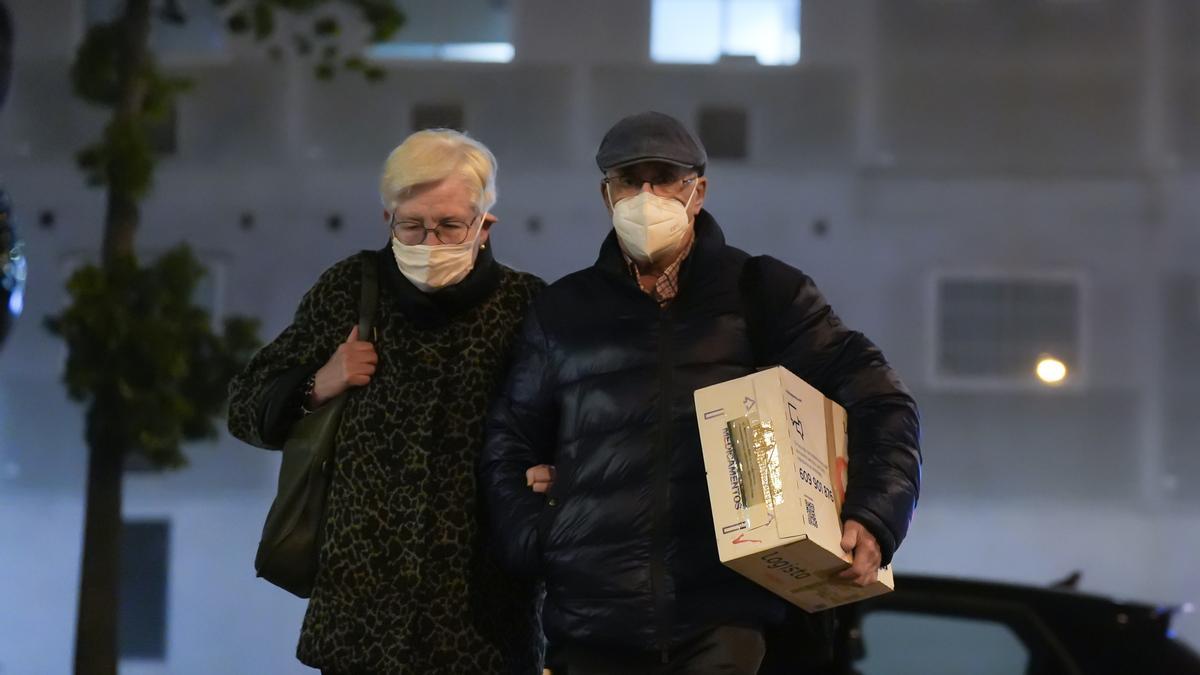 Varias personas con mascarilla a su salida del Hospital Universitario Vall d'Hebron en Barcelona, Catalunya (España).
