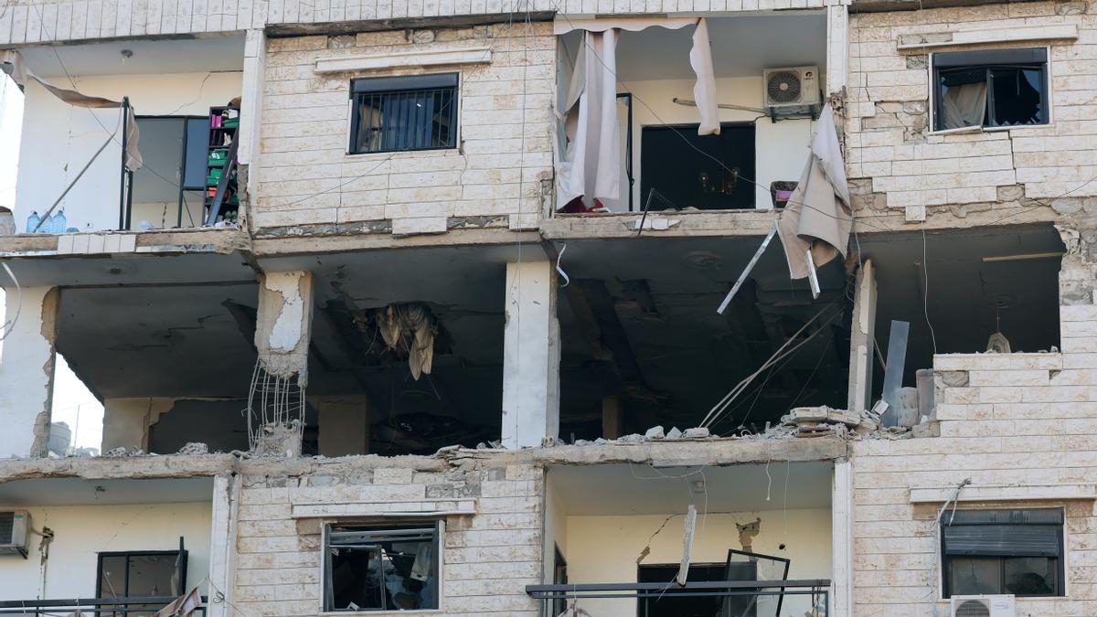 Un edificio dañado tras un ataque aéreo israelí en Beirut (Líbano).