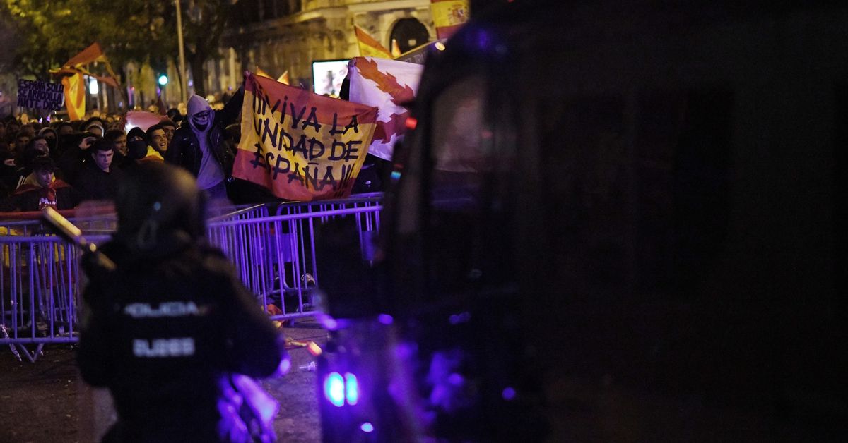 La novena noche de protestas en Ferraz se salda con 13 detenidos y seis ...
