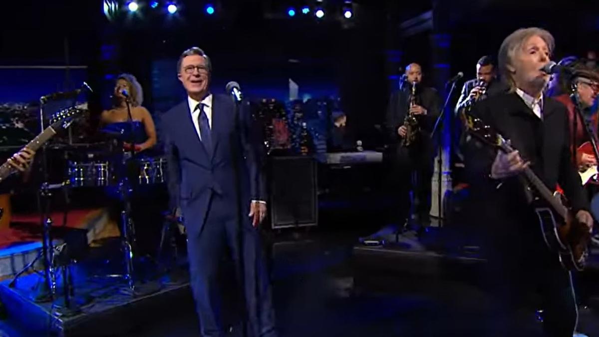 Stephen Colbert en su último programa junto a Paul McCartney