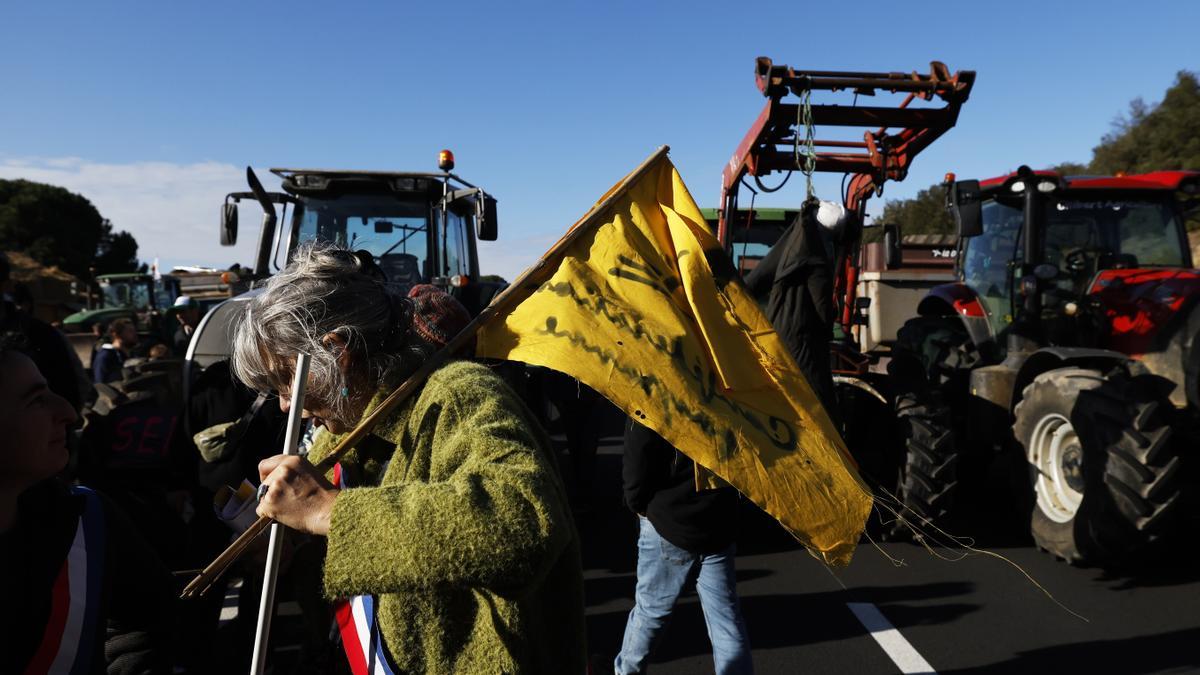 Los ganaderos protestan en la autopista A61 contra el sacrificio de rebaños enteros, en medio de la creciente preocupación por los brotes de dermatosis nodular contagiosa en todo el país.