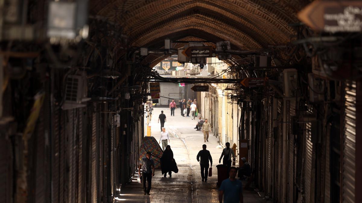 Un grupo de personas pasea por el interior del Gran Bazar de Teherán, Irán.
