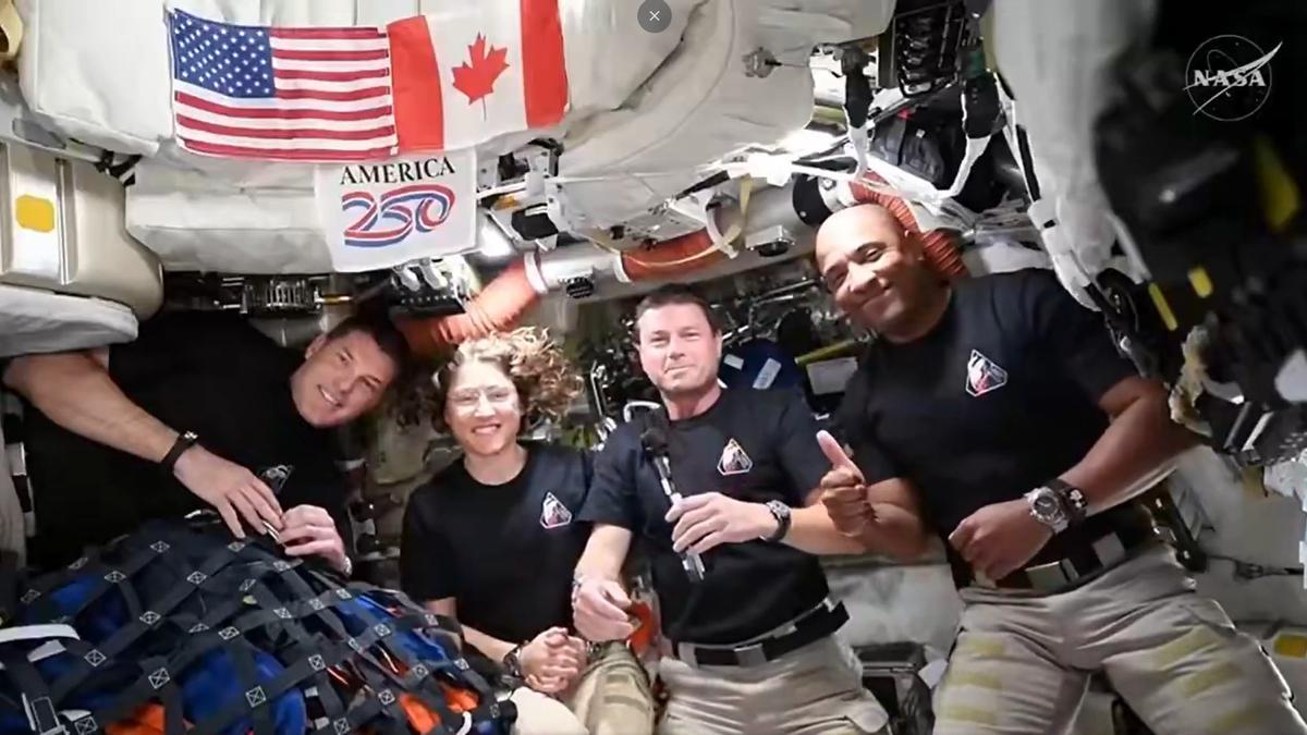 Captura de video tomada de la cuenta oficial en X @NASA que muestra desde la izquierda a los astronautas; Reid Wiseman, Christina Koch, Jeremy Hansen y Victor Glover saludando durante una conversación en directo desde la nave Orión de la misión Artemis II con el presidente de Estados Unidos, Donald Trump.