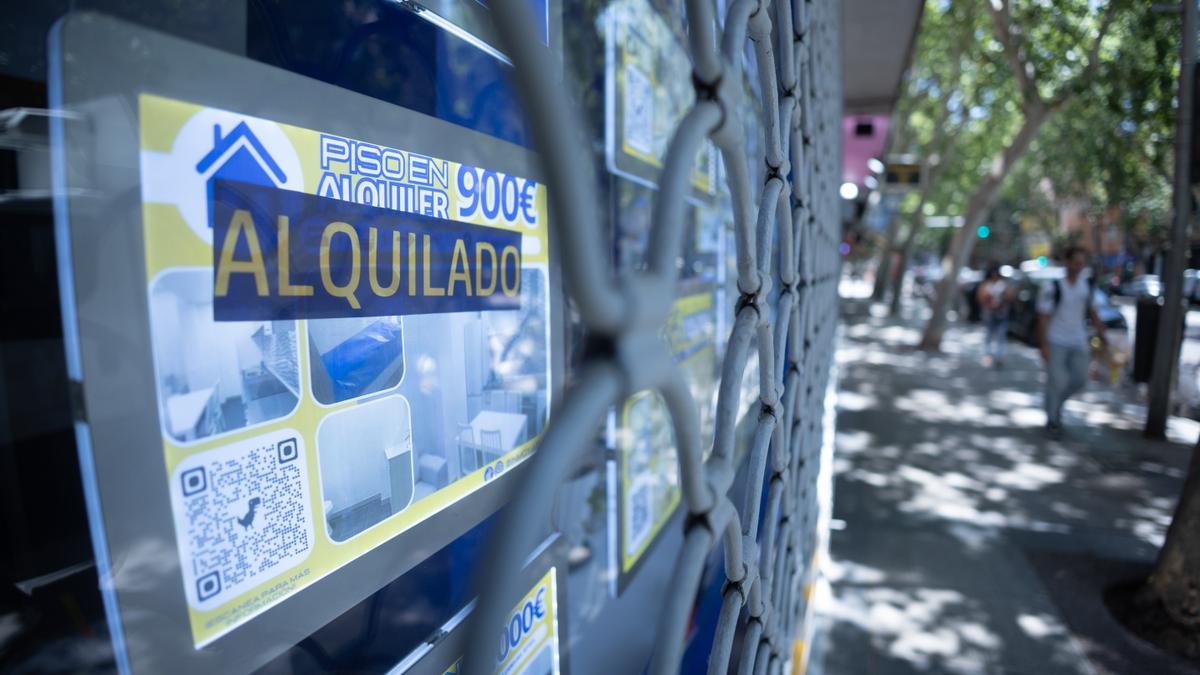 Escaparate de una inmobiliaria en Madrid.