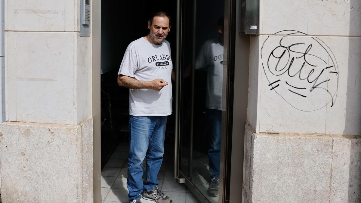 El exministro José Luis Ábalos realiza declaraciones a los medios de comunicación este martes, tras el registro por agentes de la Unidad Central Operativa (UCO).