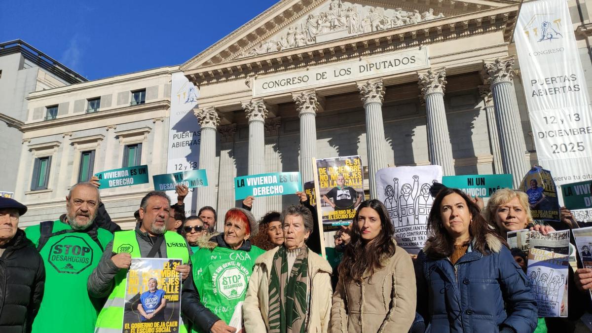 Concentración frente al Congreso para exigir la prórroga del decreto antidesahucios.