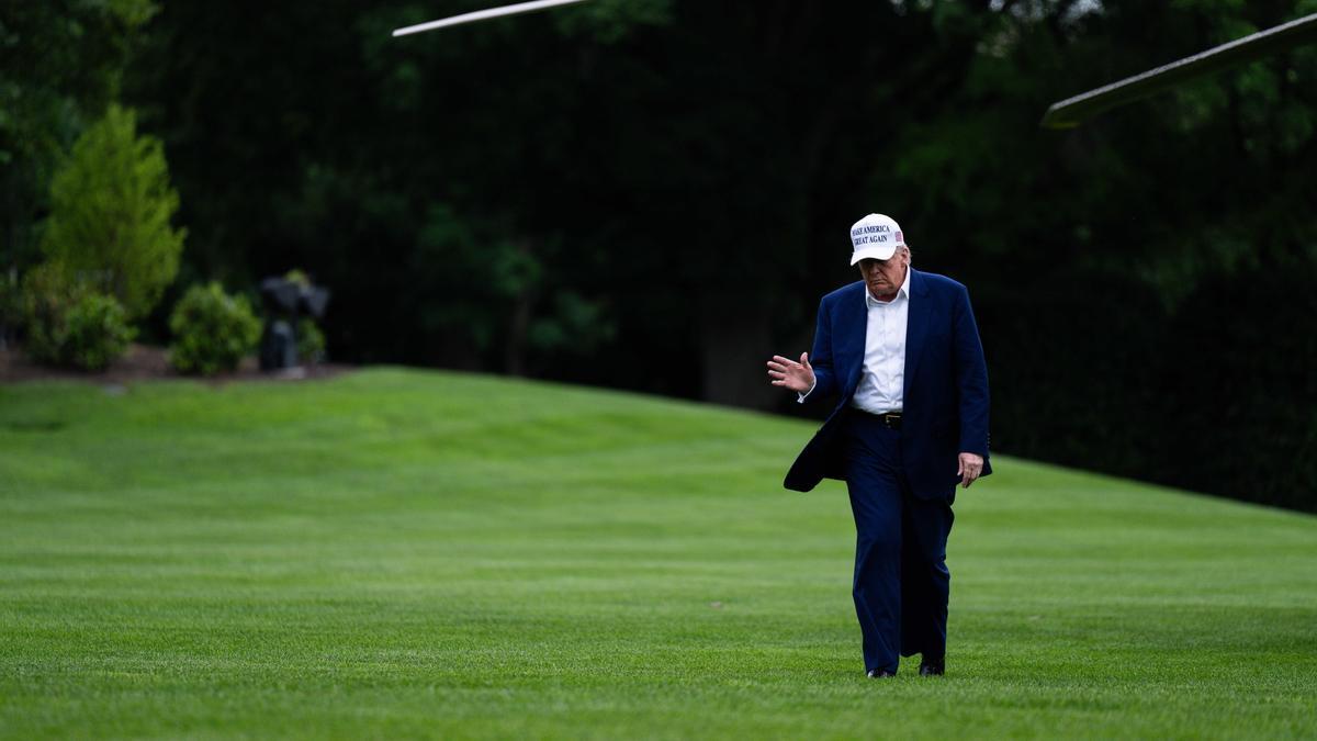 Donald Trump cruza el Jardín Sur tras descender del Marine One en la Casa Blanca.