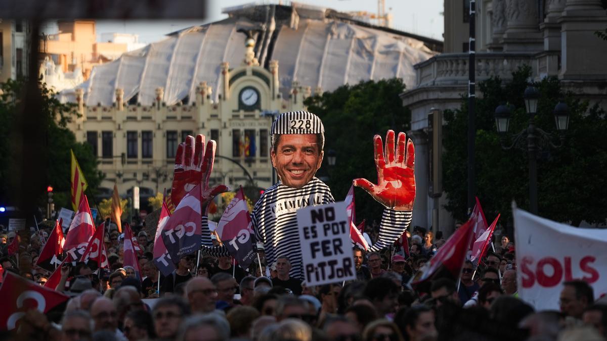 Foto de archivo de decenas de personas durante una manifestación para reclamar la dimisión del entonces presidente de la Generalitat, Carlos Mazón.